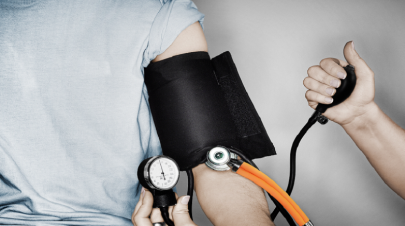 طبيب يوصي بخمسة أطعمة يمكن أن تخفض ضغط الدم!